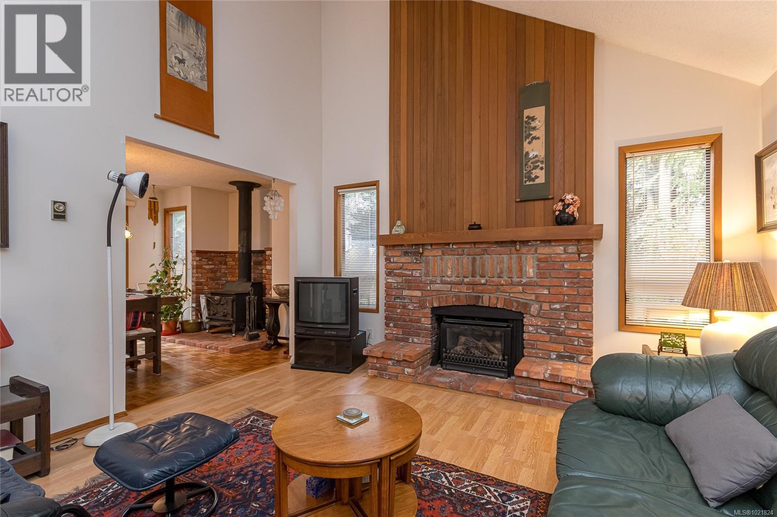 2682 Sunny Glades Lane, Shawnigan Lake, BC - Indoor Photo Showing Living Room With Fireplace