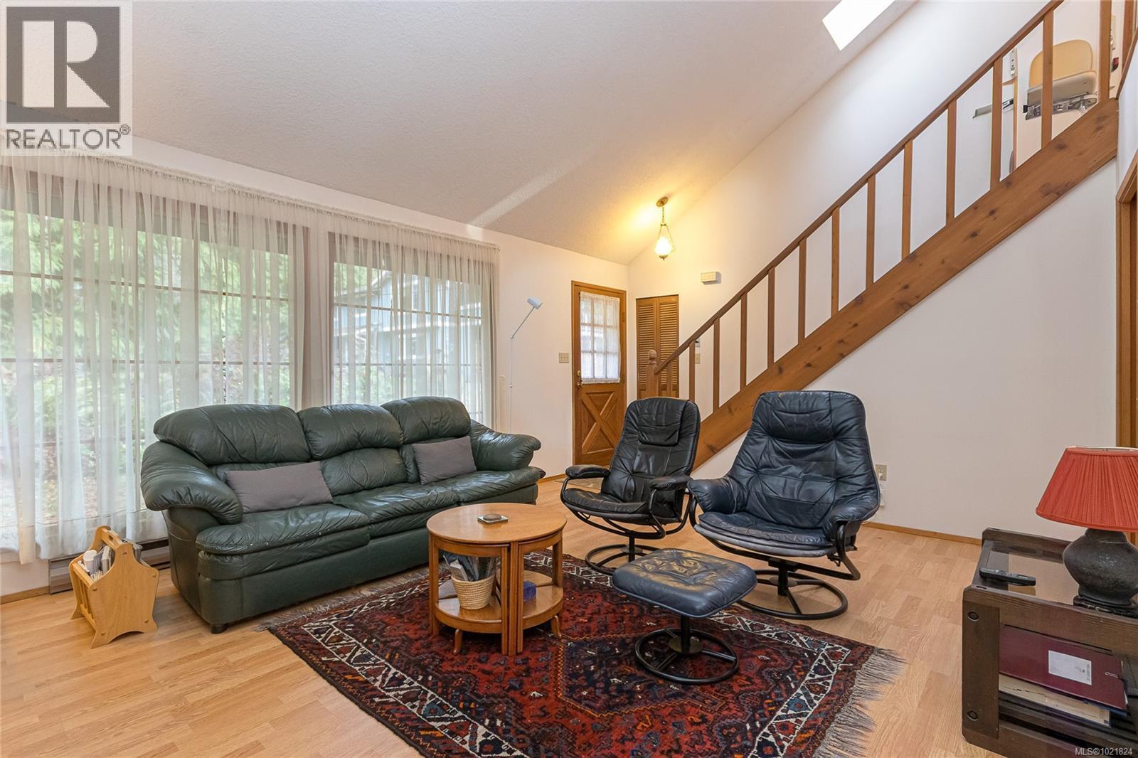 2682 Sunny Glades Lane, Shawnigan Lake, BC - Indoor Photo Showing Living Room