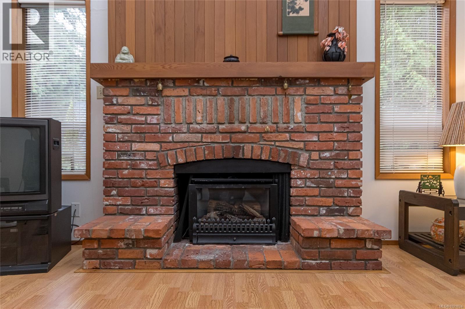2682 Sunny Glades Lane, Shawnigan Lake, BC - Indoor Photo Showing Living Room With Fireplace