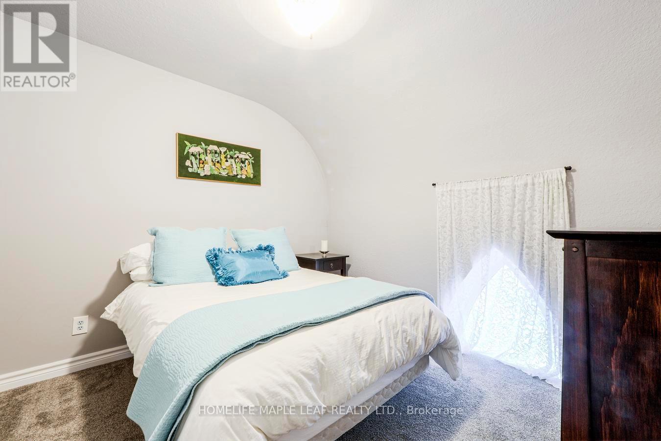 10 Mill Street, Amaranth, ON - Indoor Photo Showing Bedroom