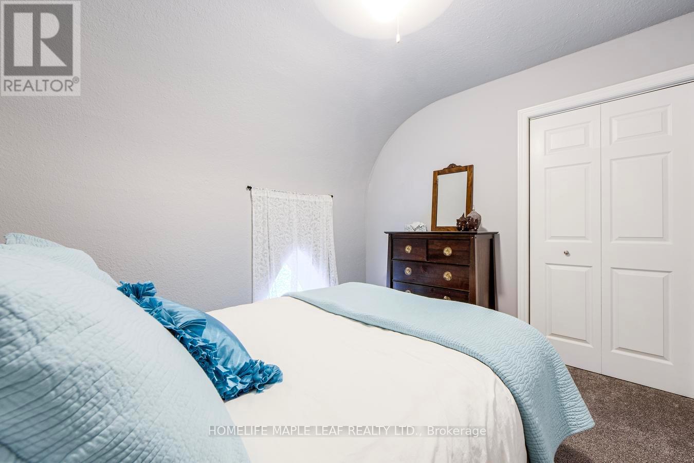 10 Mill Street, Amaranth, ON - Indoor Photo Showing Bedroom