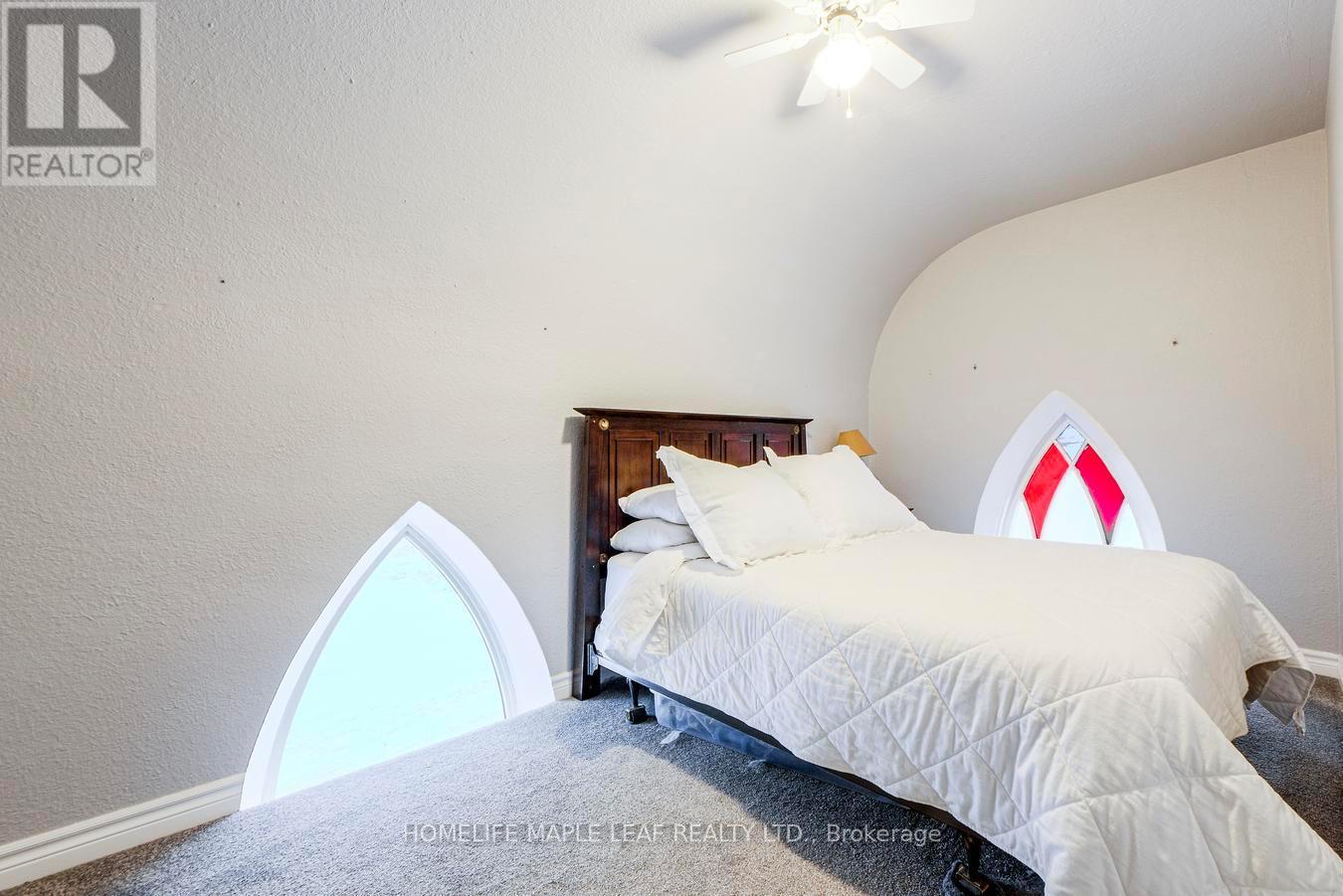 10 Mill Street, Amaranth, ON - Indoor Photo Showing Bedroom