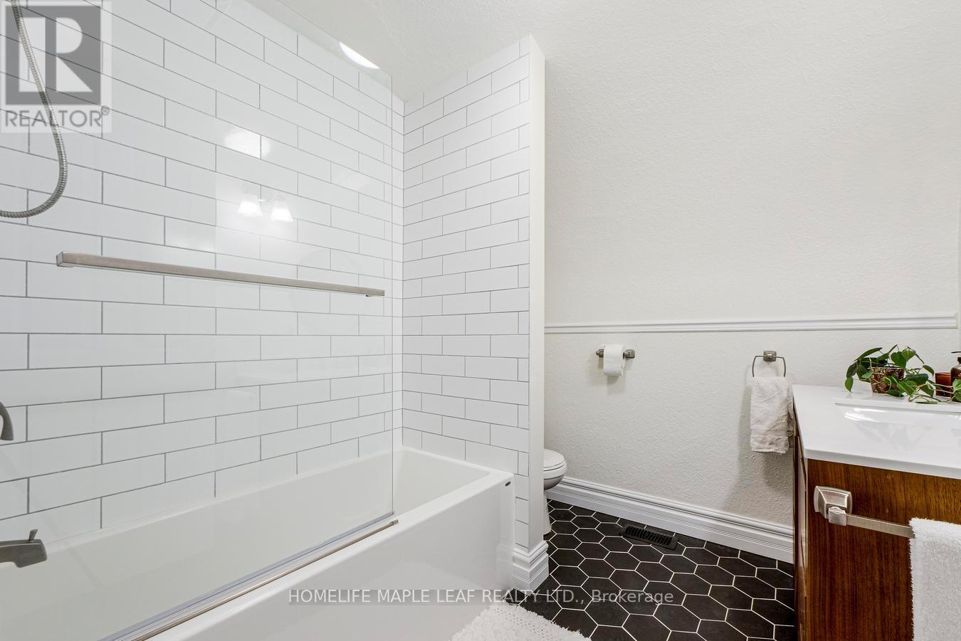 10 Mill Street, Amaranth, ON - Indoor Photo Showing Bathroom