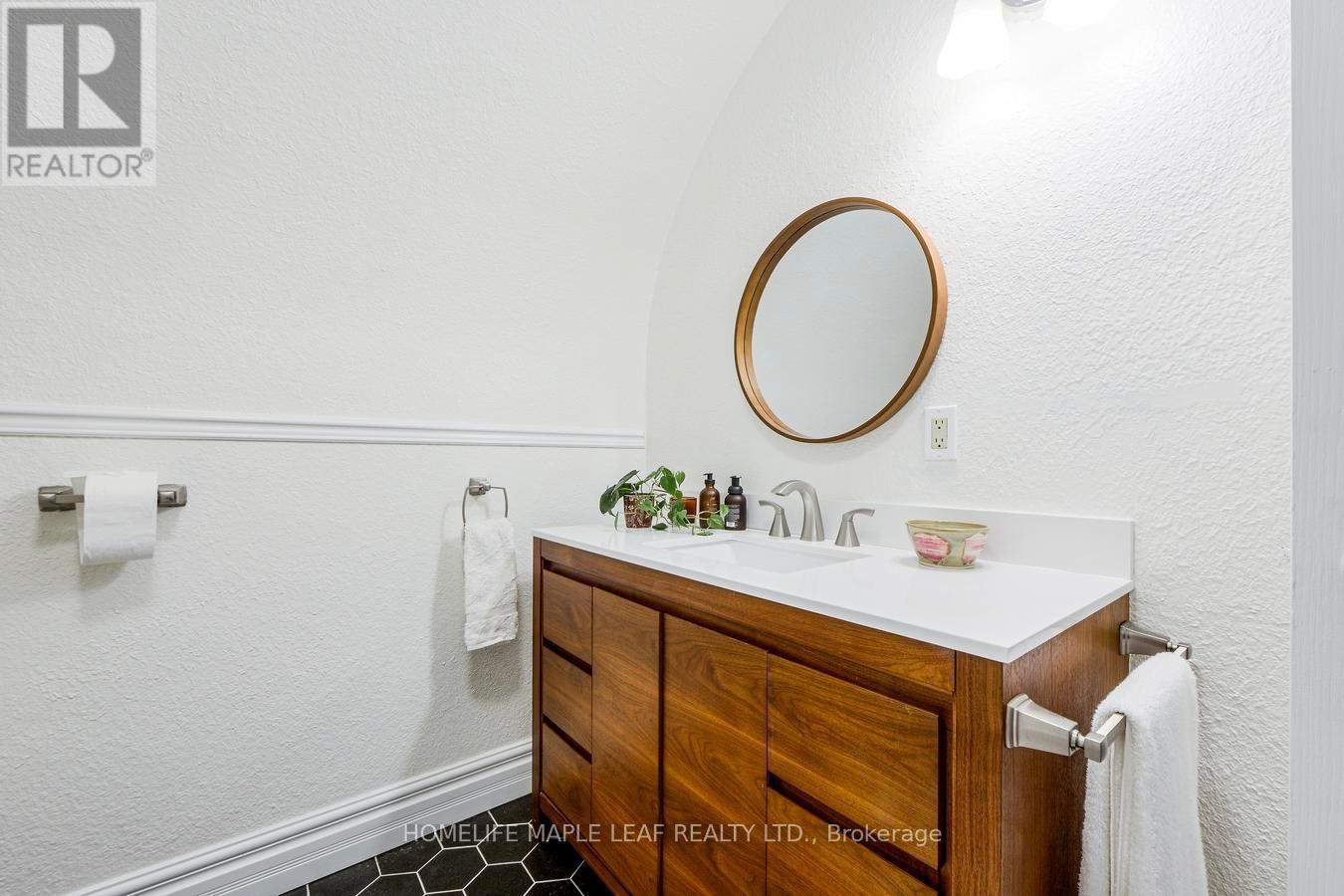 10 Mill Street, Amaranth, ON - Indoor Photo Showing Bathroom