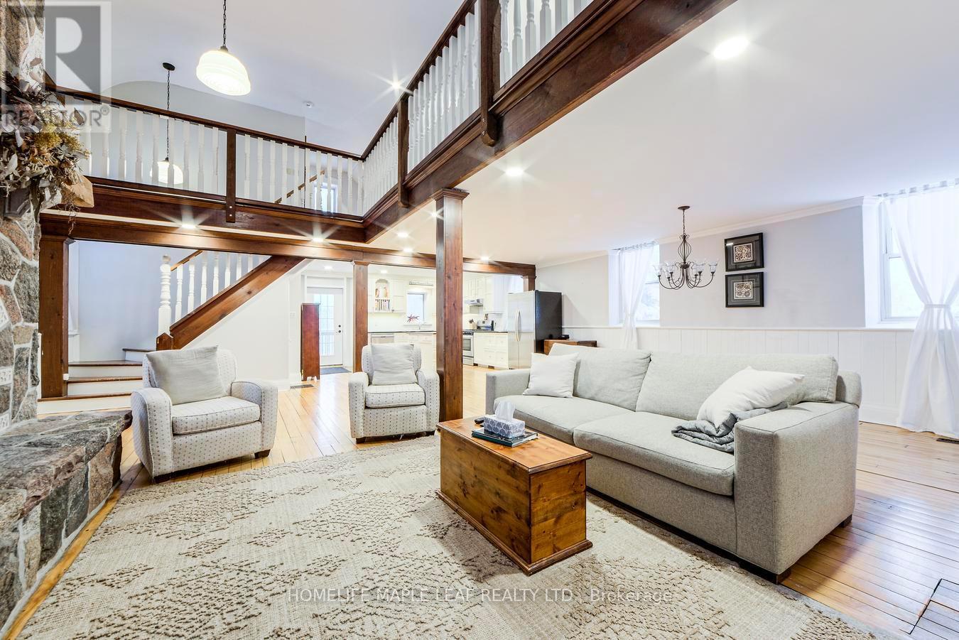 10 Mill Street, Amaranth, ON - Indoor Photo Showing Living Room