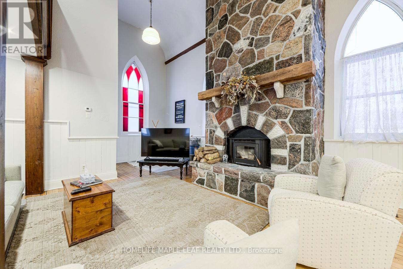 10 Mill Street, Amaranth, ON - Indoor Photo Showing Living Room With Fireplace
