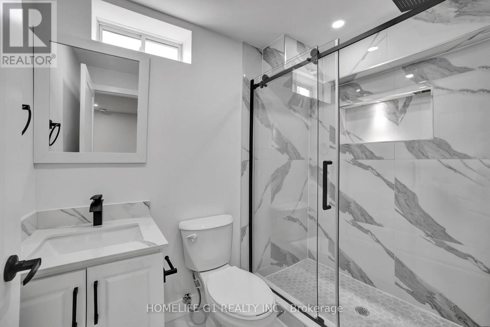 24 Cesar Place, Hamilton, ON - Indoor Photo Showing Bathroom