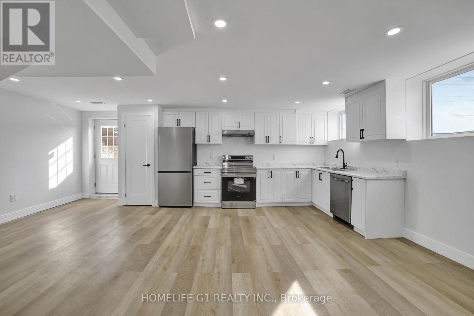 24 Cesar Place, Hamilton, ON - Indoor Photo Showing Kitchen With Stainless Steel Kitchen With Upgraded Kitchen