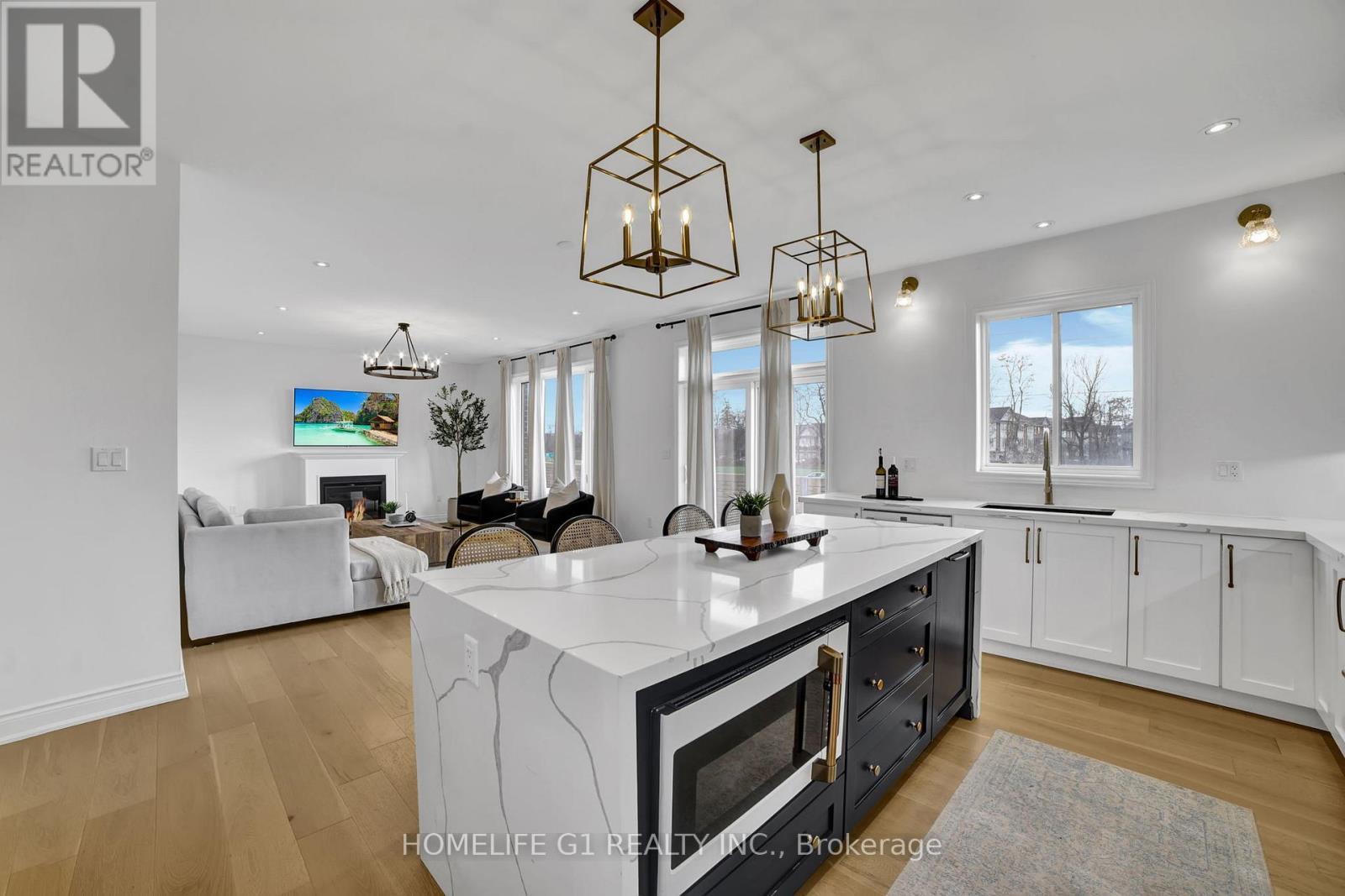 24 Cesar Place, Hamilton, ON - Indoor Photo Showing Kitchen
