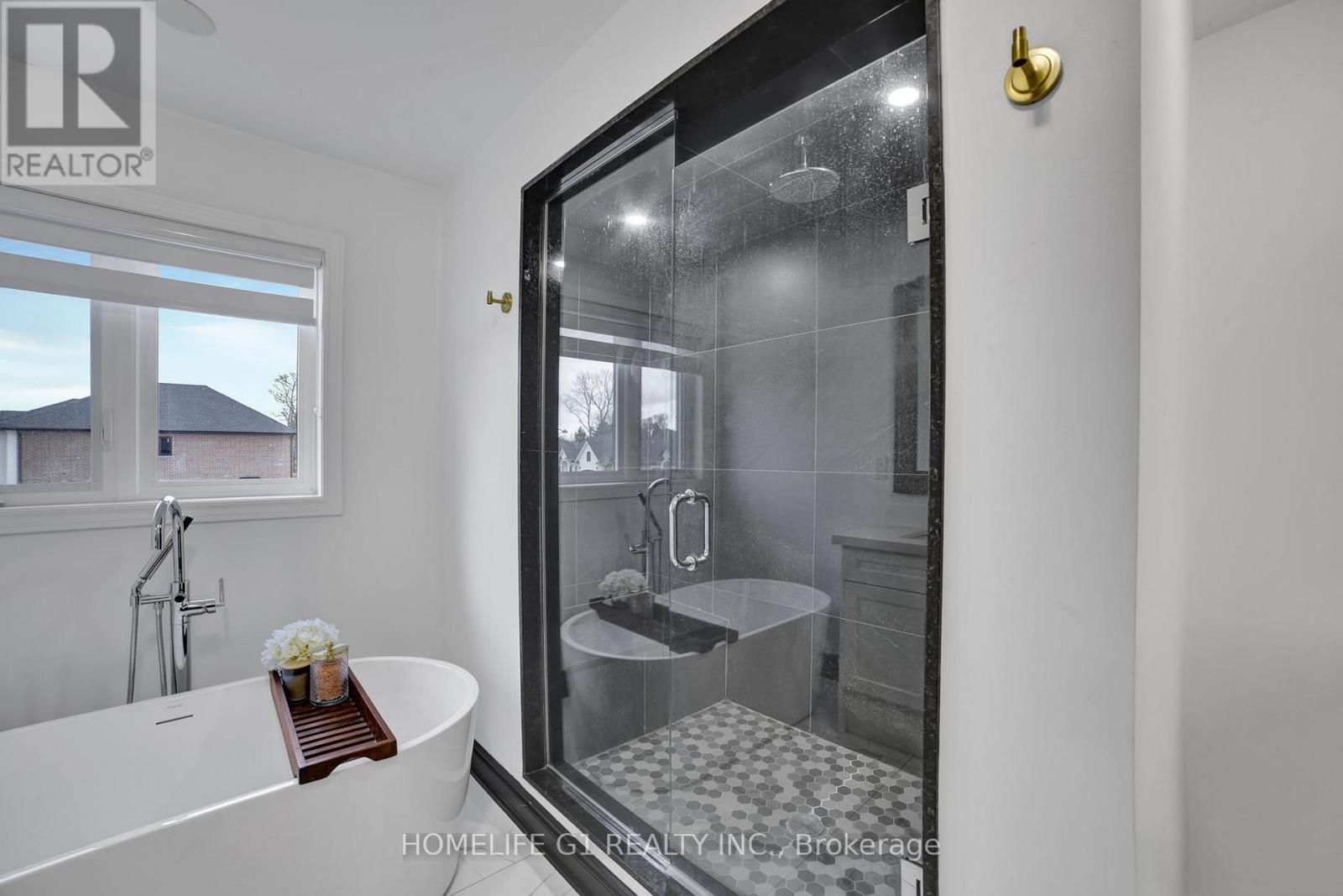 24 Cesar Place, Hamilton, ON - Indoor Photo Showing Bathroom