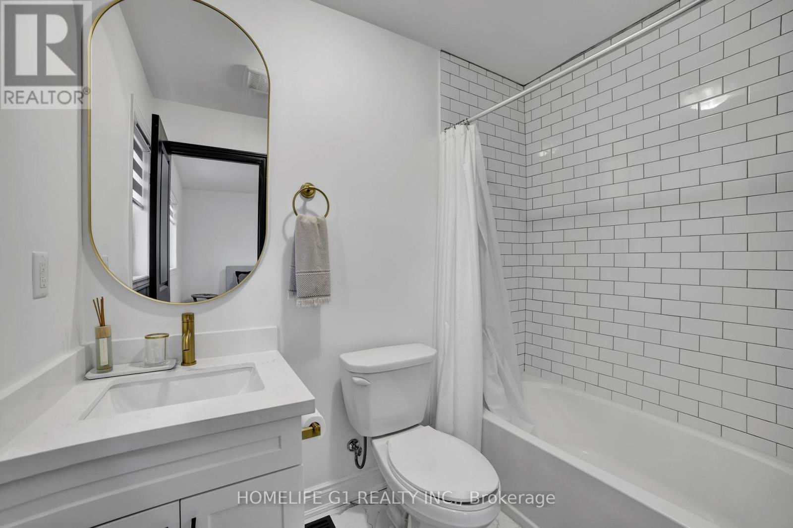24 Cesar Place, Hamilton, ON - Indoor Photo Showing Bathroom