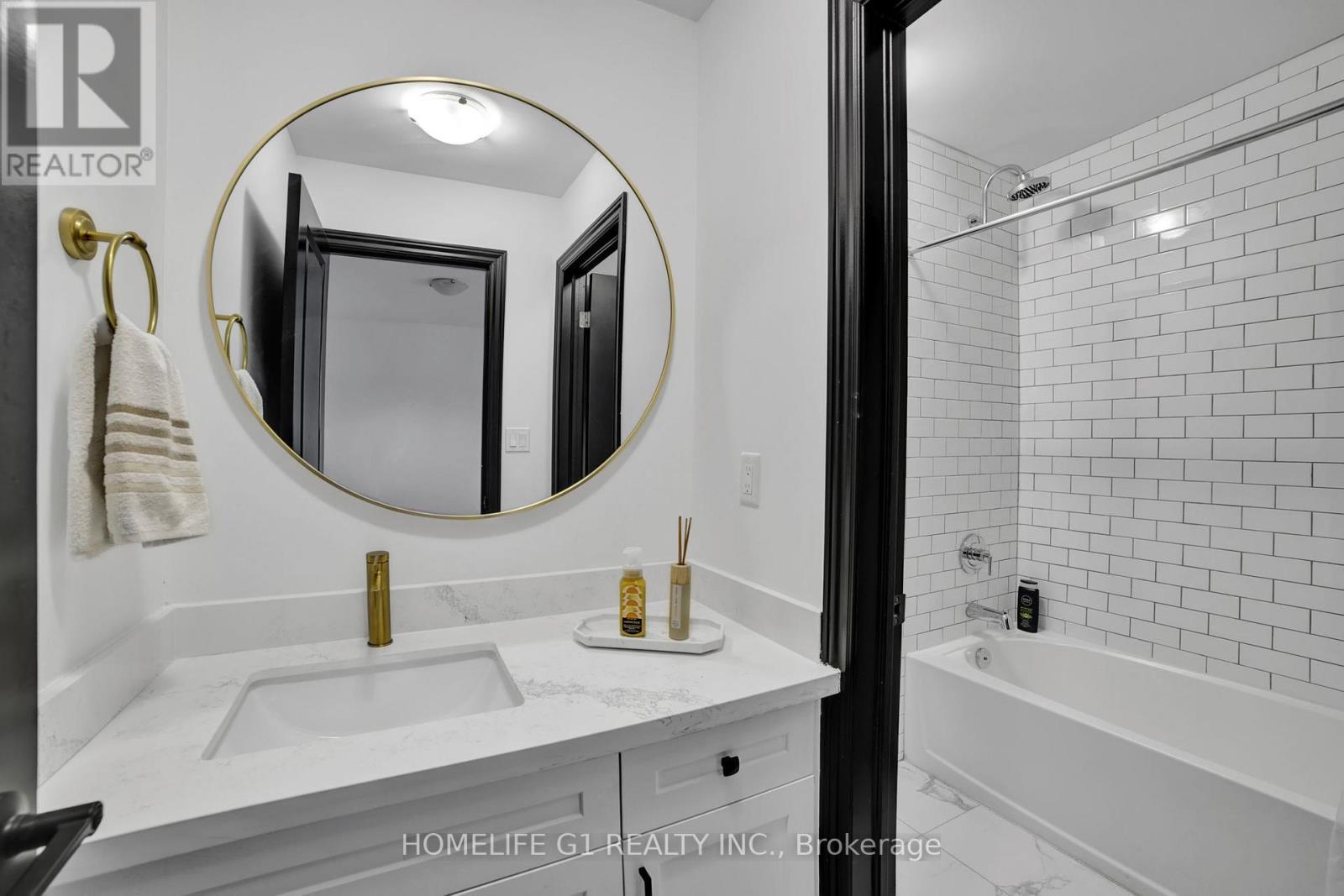 24 Cesar Place, Hamilton, ON - Indoor Photo Showing Bathroom