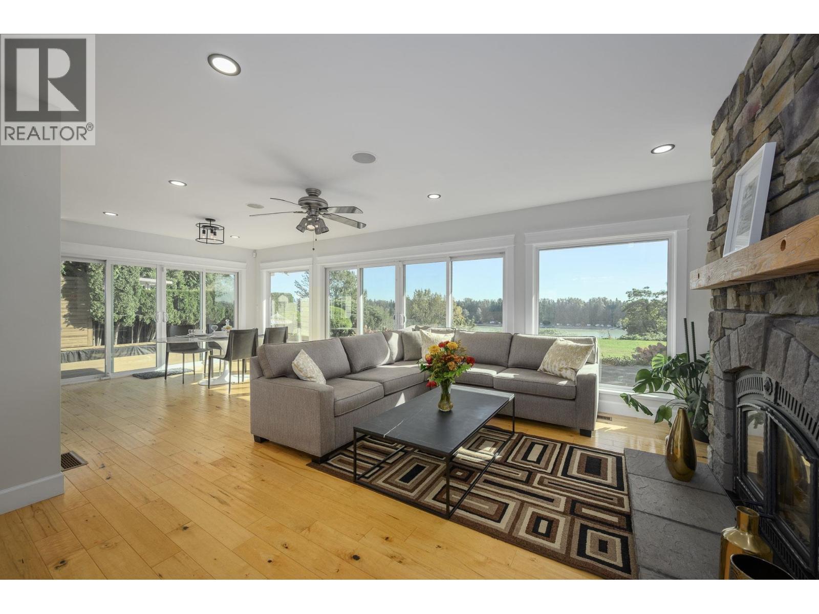 21866 River Road, Maple Ridge, BC - Indoor Photo Showing Living Room With Fireplace