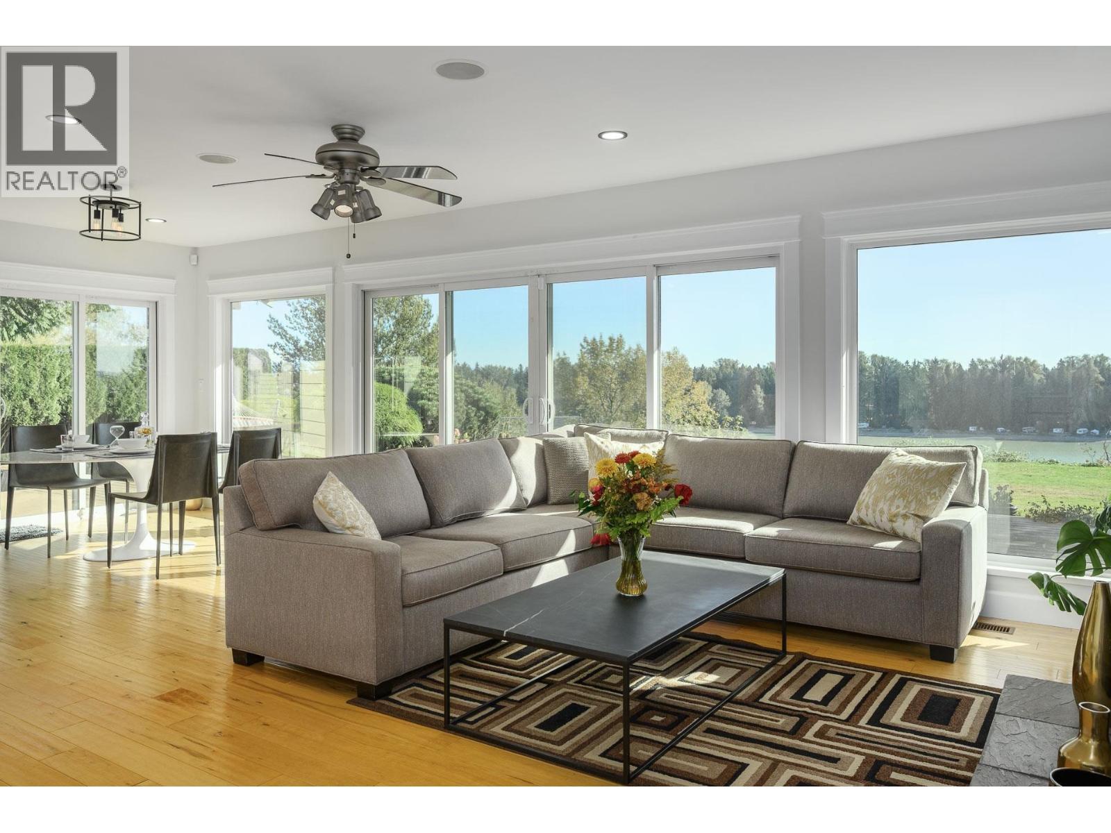 21866 River Road, Maple Ridge, BC - Indoor Photo Showing Living Room