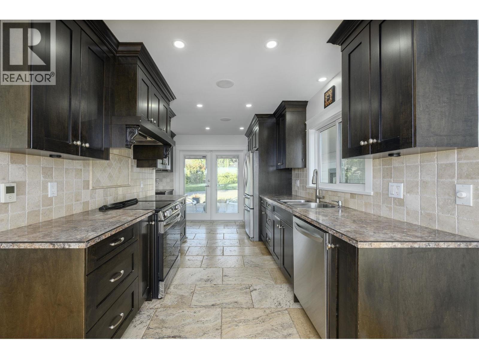 21866 River Road, Maple Ridge, BC - Indoor Photo Showing Kitchen With Double Sink With Upgraded Kitchen