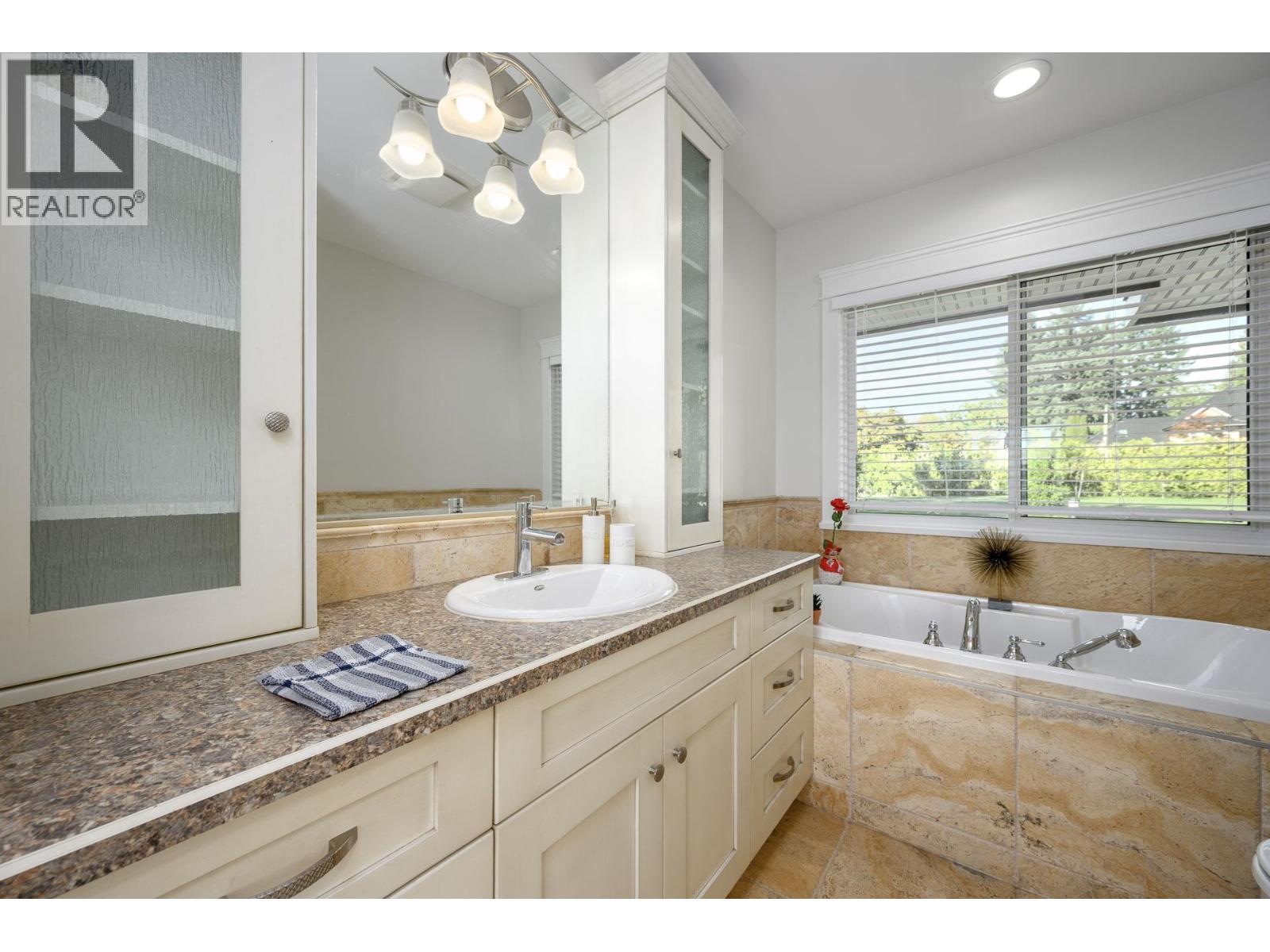 21866 River Road, Maple Ridge, BC - Indoor Photo Showing Bathroom