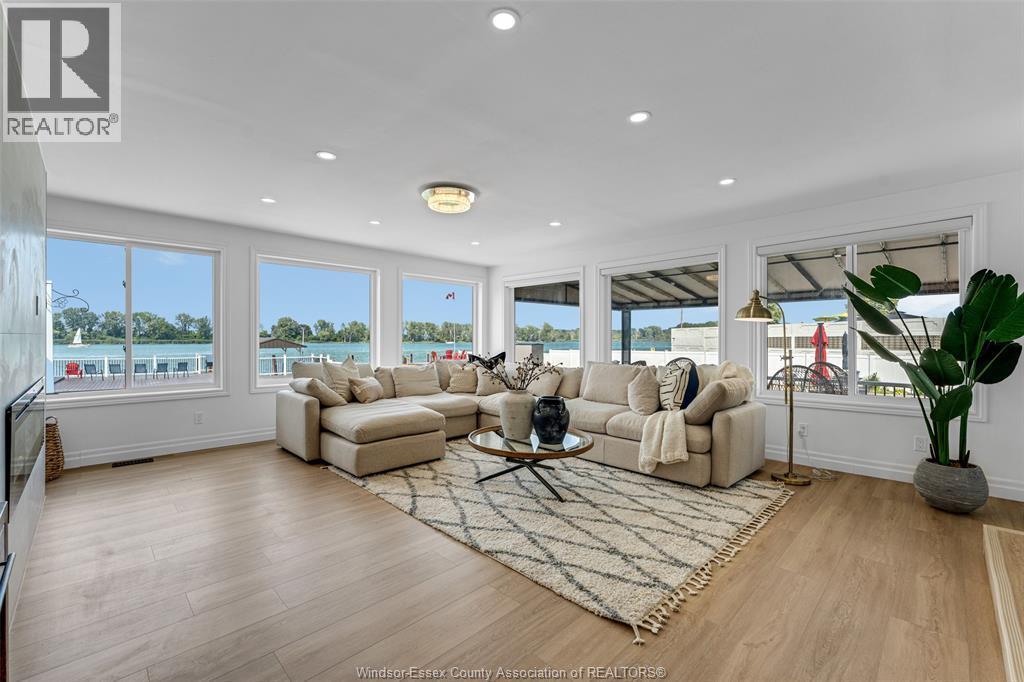 8830 Riverside Drive East, Windsor, ON - Indoor Photo Showing Living Room