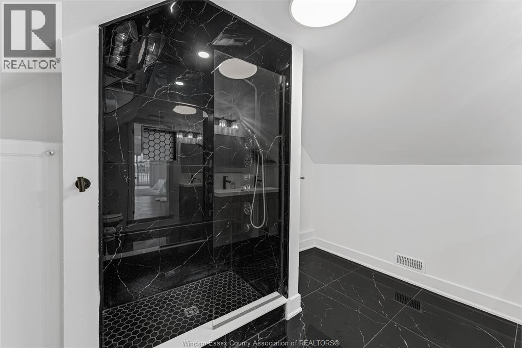 8830 Riverside Drive East, Windsor, ON - Indoor Photo Showing Other Room