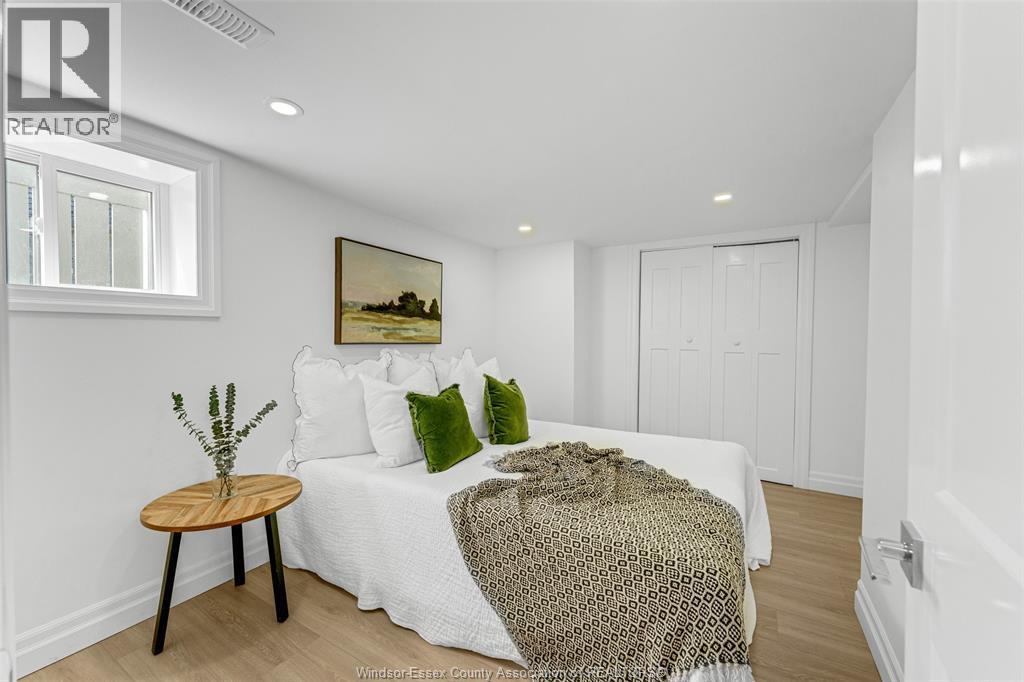 8830 Riverside Drive East, Windsor, ON - Indoor Photo Showing Bedroom