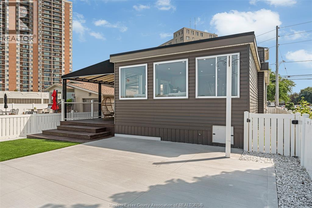 8830 Riverside Drive East, Windsor, ON - Outdoor With Facade