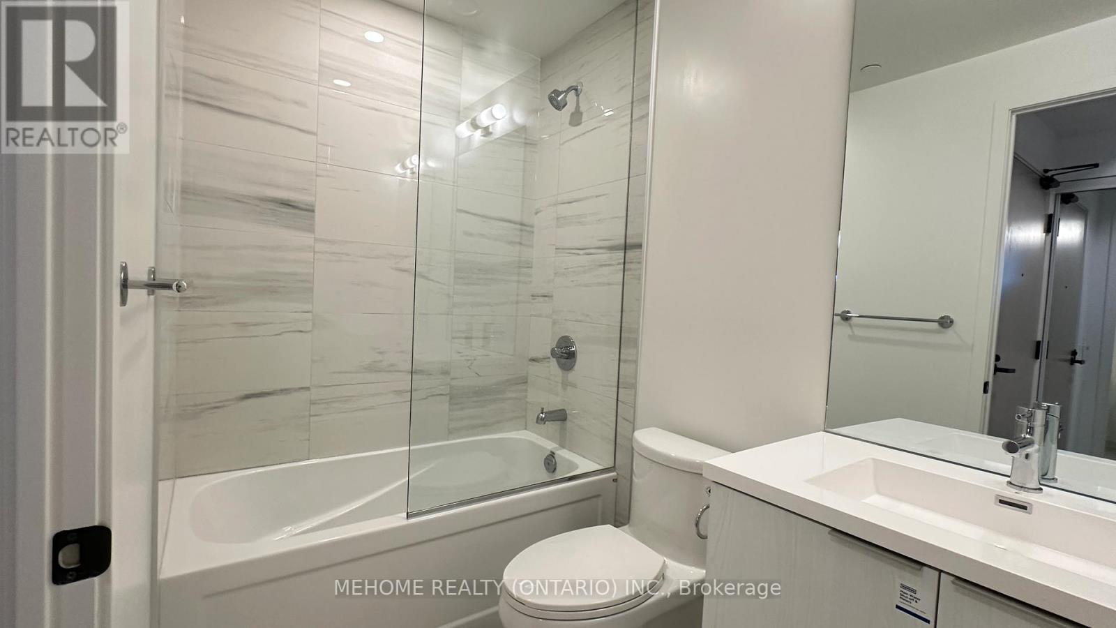 3915 - 8 Interchange Way, Vaughan, ON - Indoor Photo Showing Bathroom