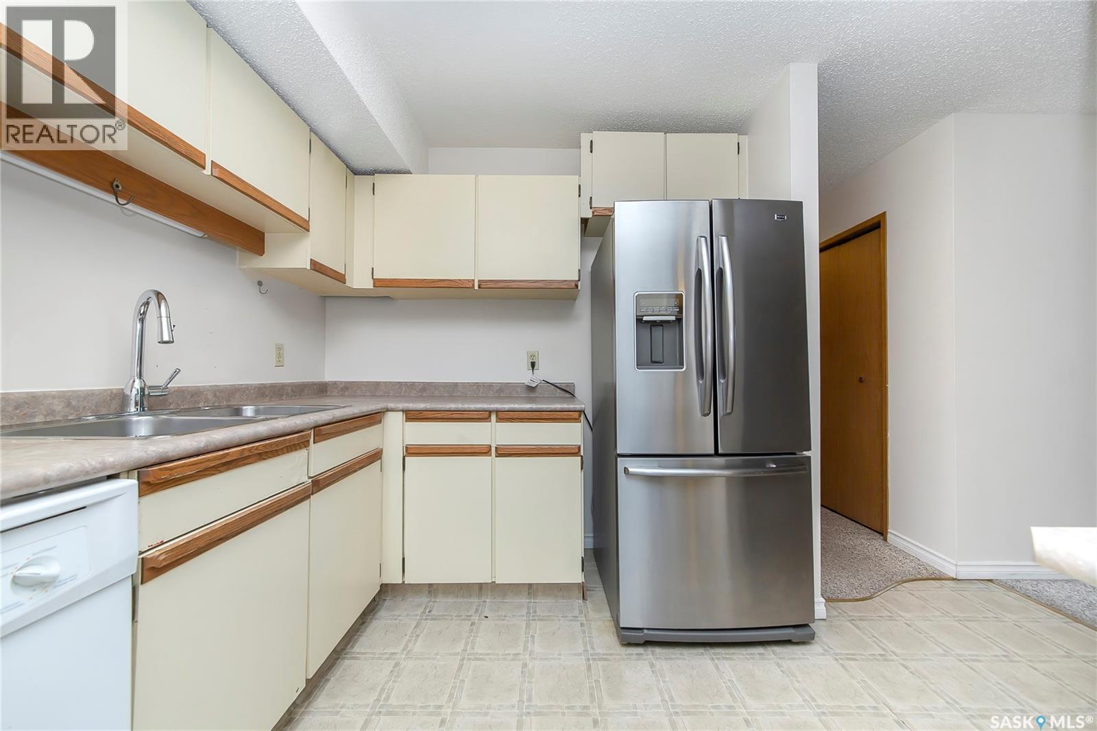 103 205 Kingsmere Boulevard, Saskatoon, SK - Indoor Photo Showing Kitchen With Double Sink