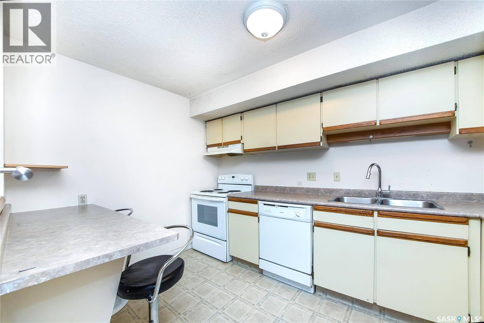 103 205 Kingsmere Boulevard, Saskatoon, SK - Indoor Photo Showing Kitchen With Double Sink