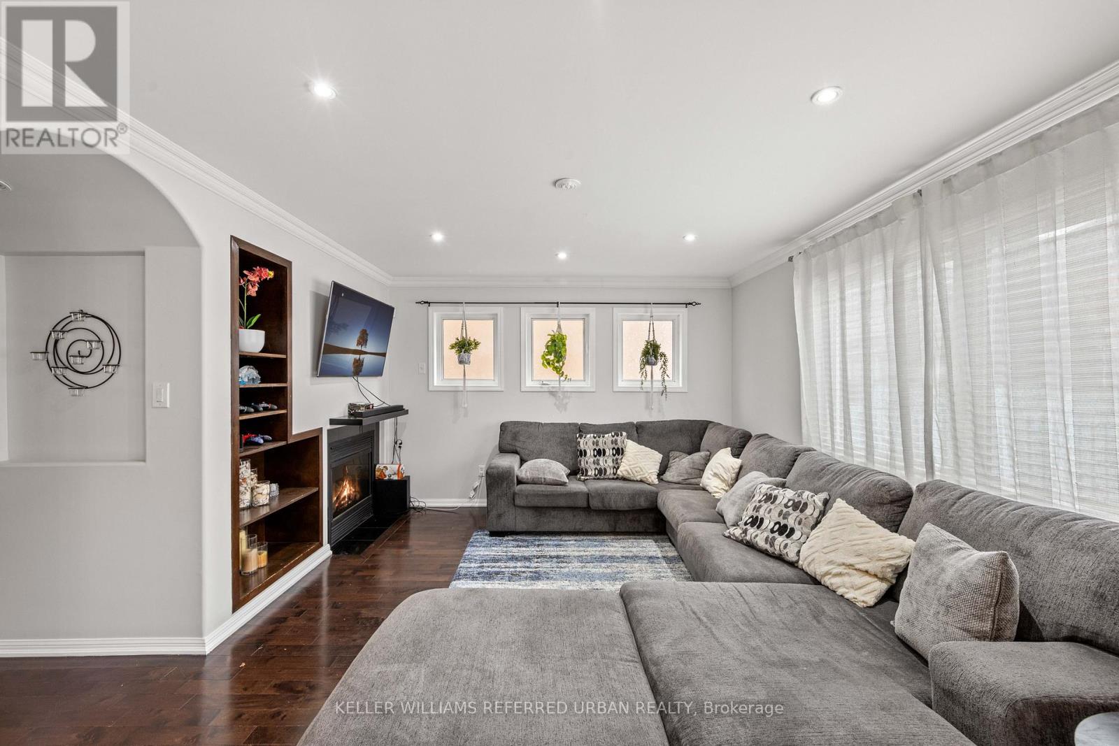 20 Williamson Drive, Brampton, ON - Indoor Photo Showing Living Room