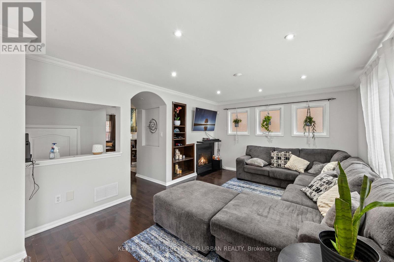 20 Williamson Drive, Brampton, ON - Indoor Photo Showing Living Room