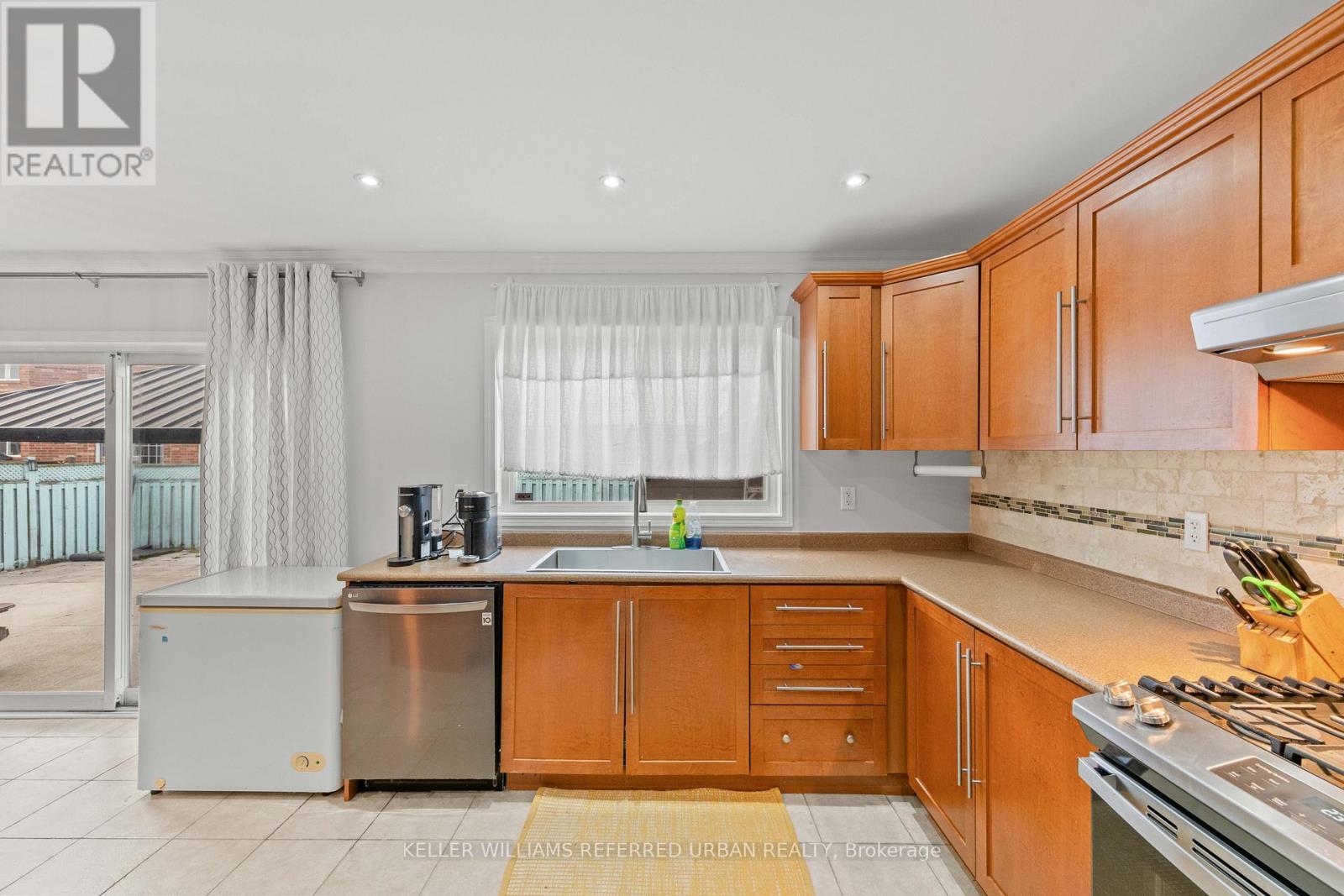 20 Williamson Drive, Brampton, ON - Indoor Photo Showing Kitchen