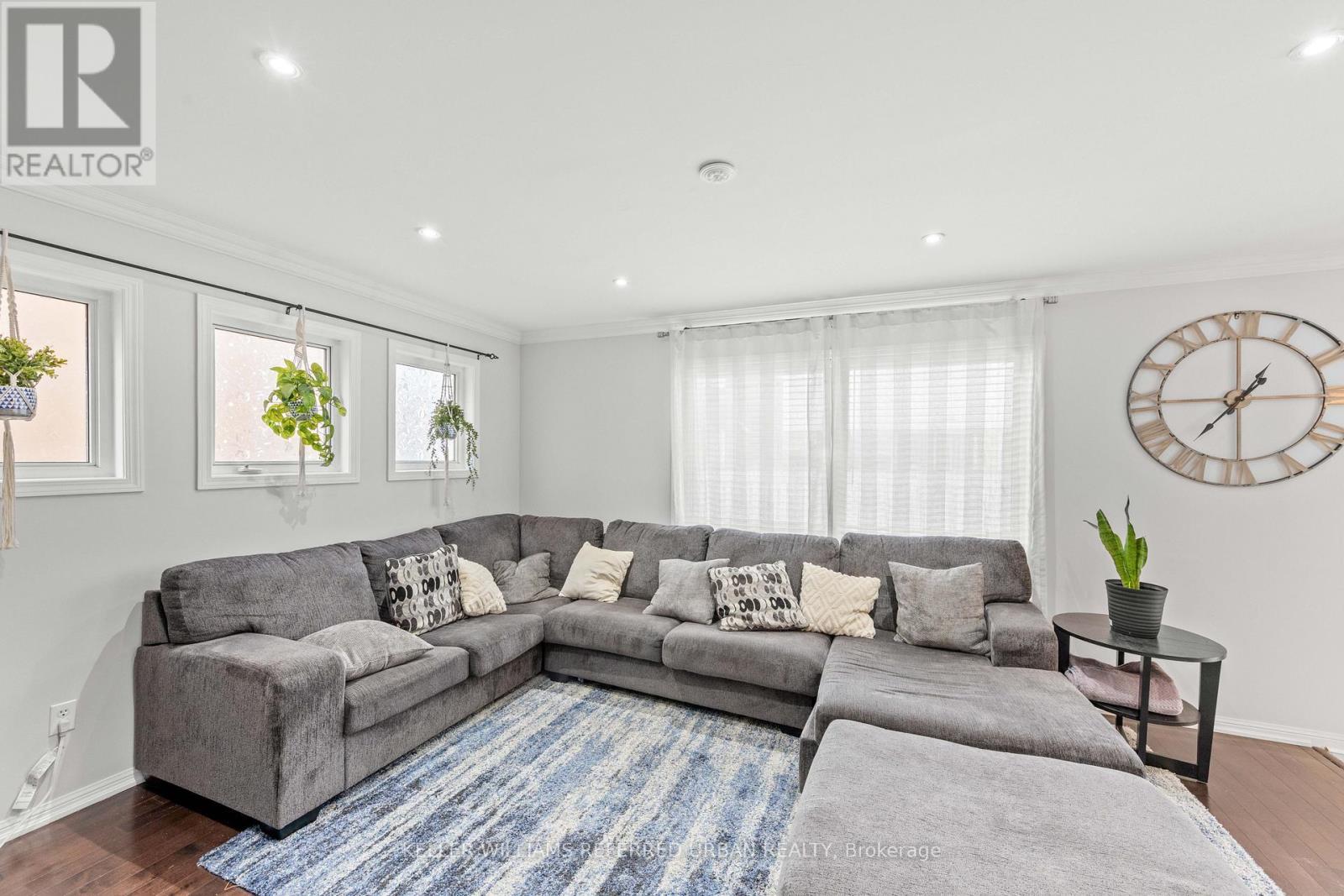 20 Williamson Drive, Brampton, ON - Indoor Photo Showing Living Room