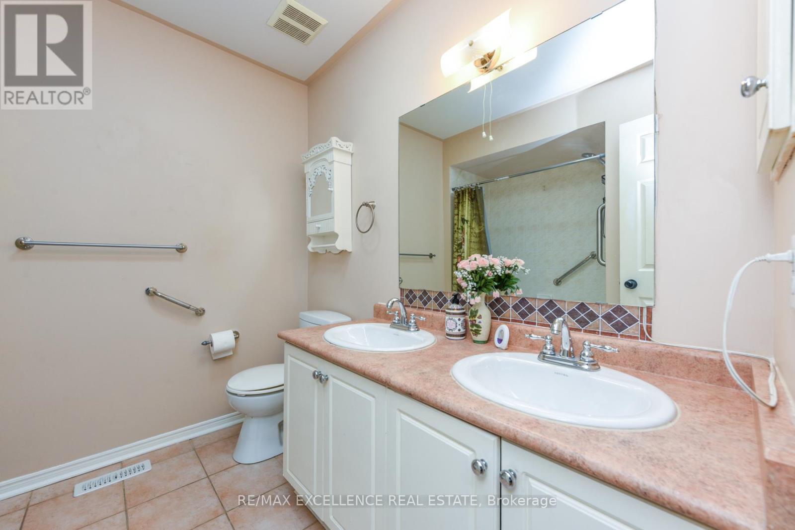 11 Arthurs Crescent, Brampton, ON - Indoor Photo Showing Bathroom