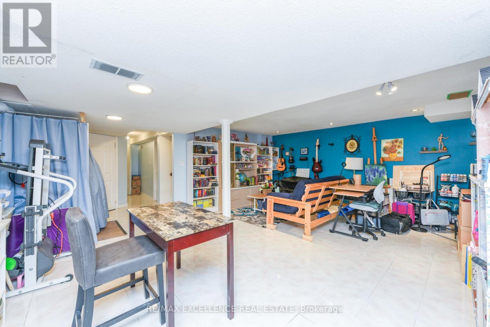 11 Arthurs Crescent, Brampton, ON - Indoor