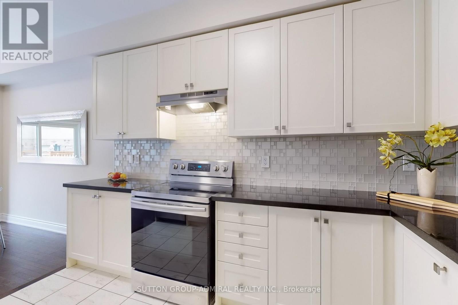 123 Arnold Crescent, New Tecumseth, ON - Indoor Photo Showing Kitchen With Upgraded Kitchen