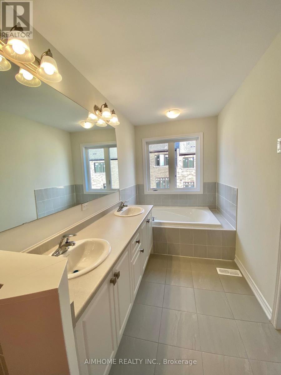 21 Viola St. Street, East Gwillimbury, ON - Indoor Photo Showing Bathroom