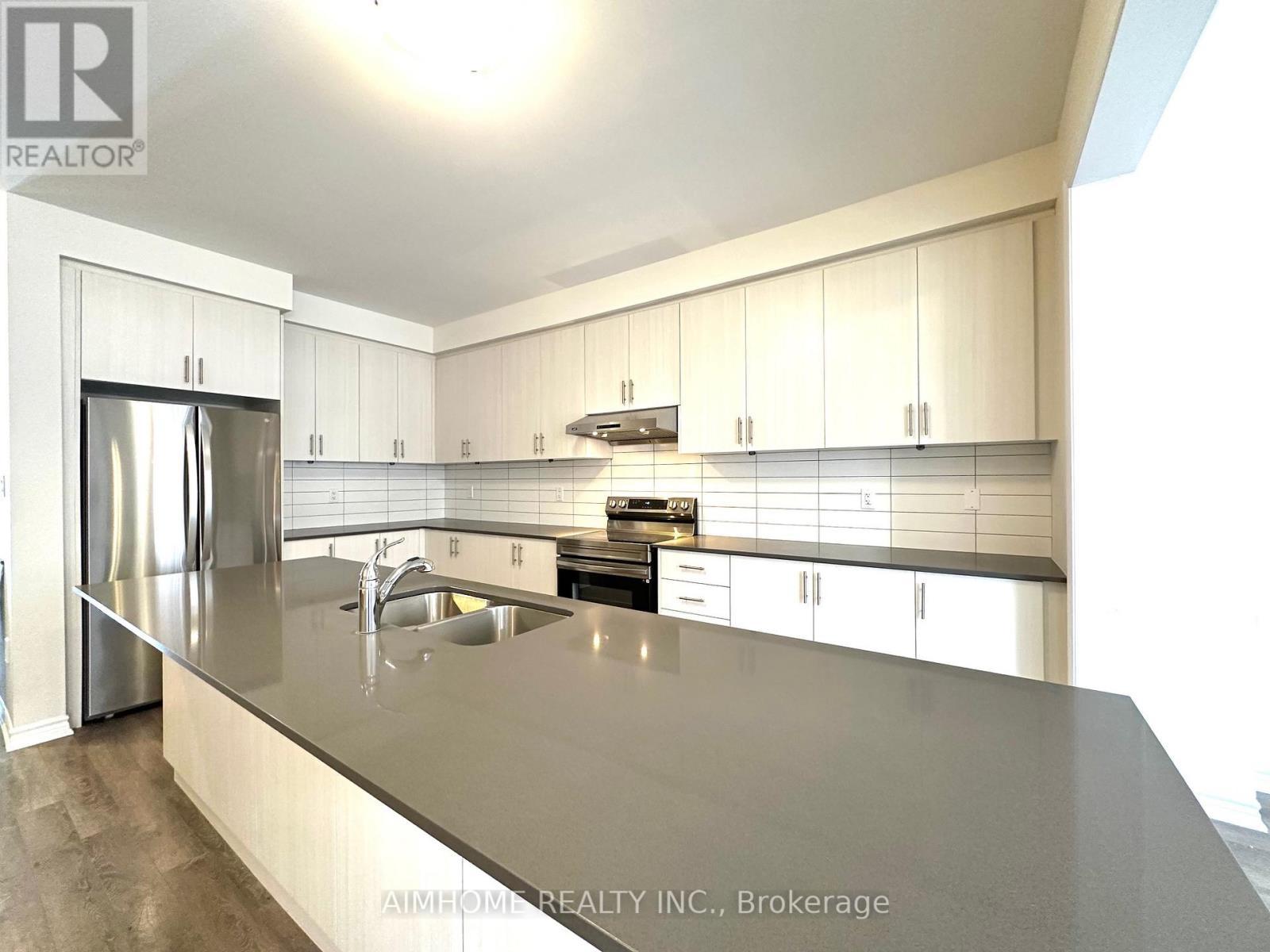 21 Viola St. Street, East Gwillimbury, ON - Indoor Photo Showing Kitchen With Double Sink With Upgraded Kitchen