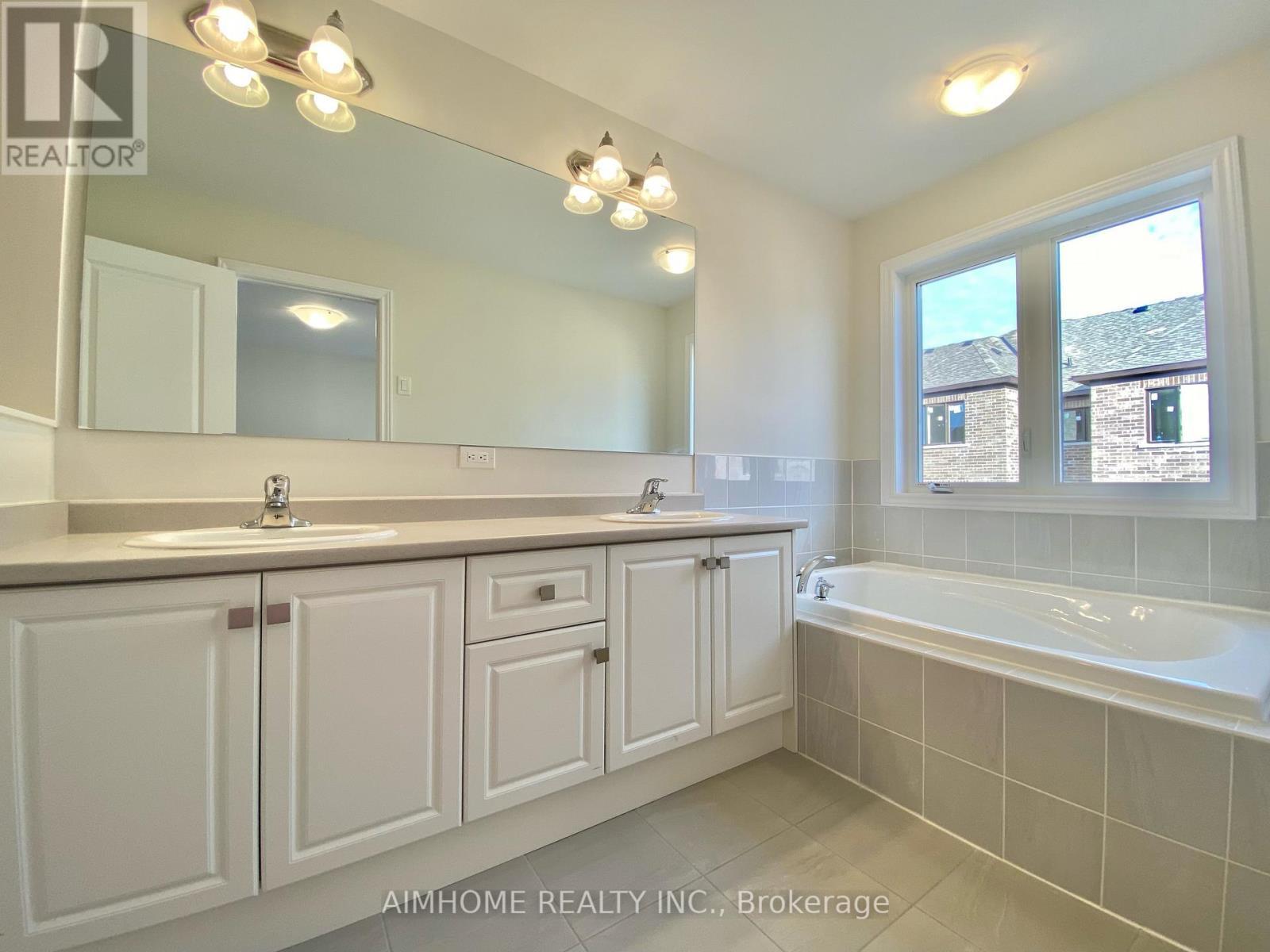21 Viola St. Street, East Gwillimbury, ON - Indoor Photo Showing Bathroom