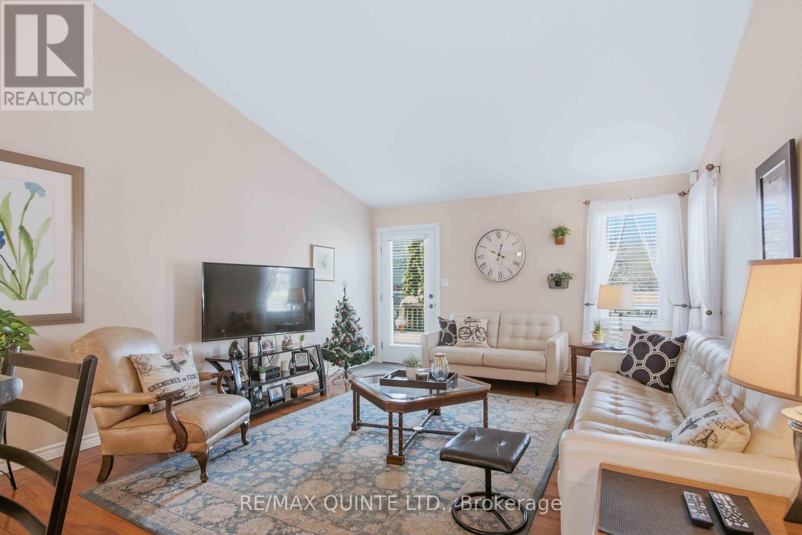 43 Gavey Street, Belleville (Thurlow Ward), ON - Indoor Photo Showing Living Room