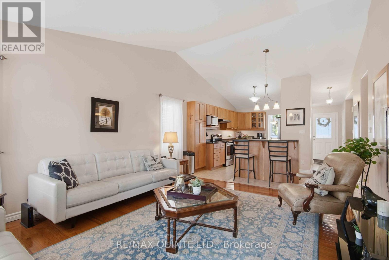 43 Gavey Street, Belleville (Thurlow Ward), ON - Indoor Photo Showing Living Room