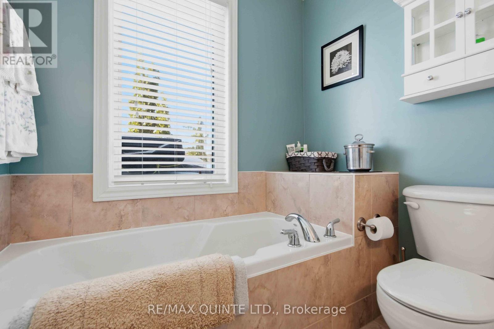 43 Gavey Street, Belleville (Thurlow Ward), ON - Indoor Photo Showing Bathroom