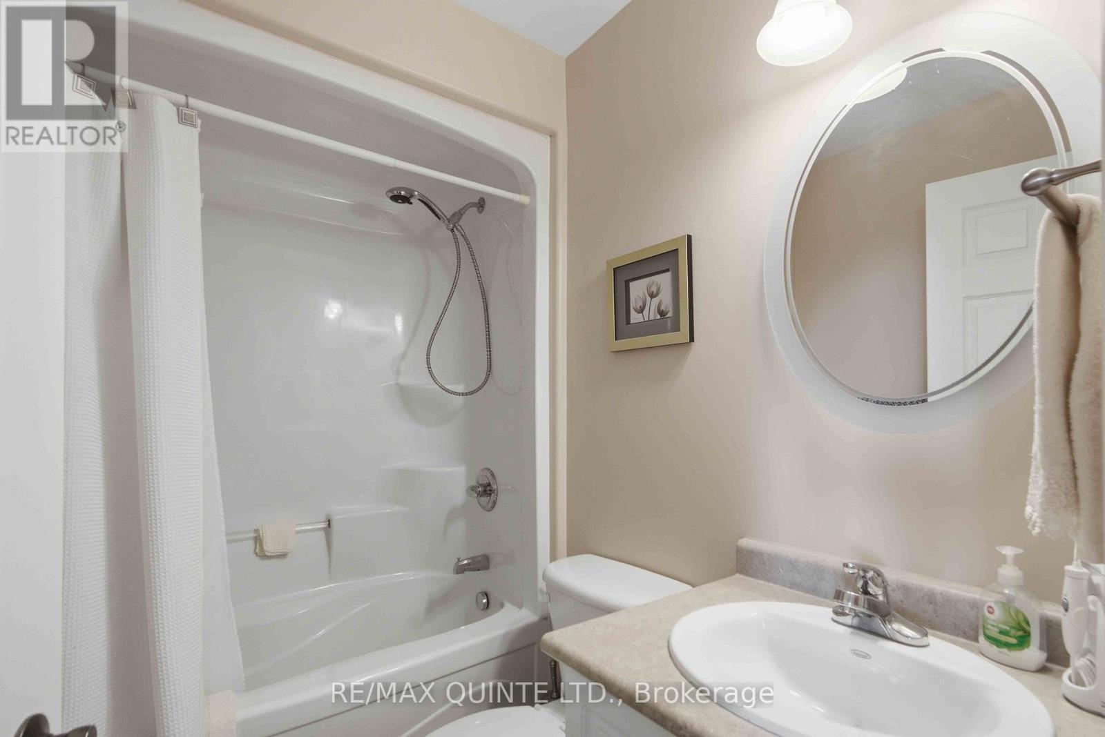 43 Gavey Street, Belleville (Thurlow Ward), ON - Indoor Photo Showing Bathroom