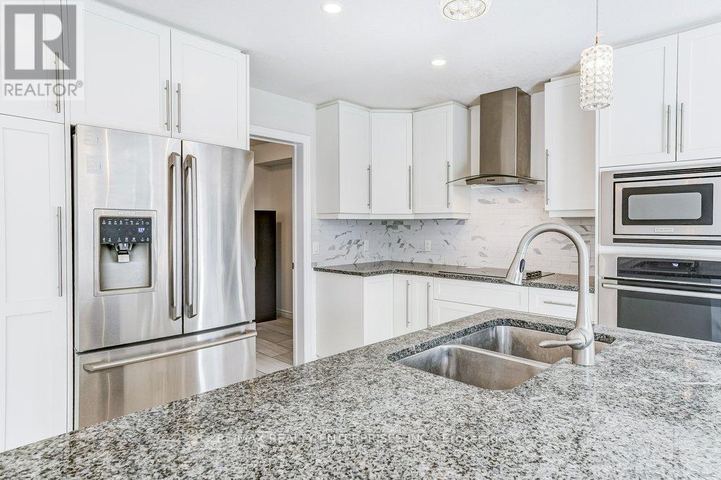 318 Old Huron Road N, Kitchener, ON - Indoor Photo Showing Kitchen With Stainless Steel Kitchen With Double Sink With Upgraded Kitchen