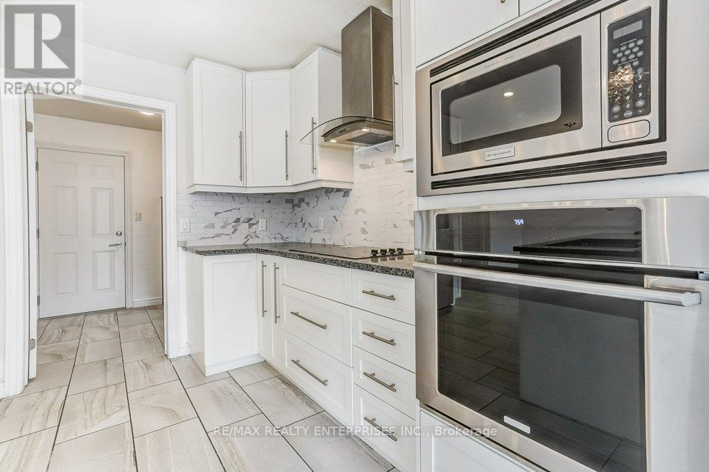 318 Old Huron Road N, Kitchener, ON - Indoor Photo Showing Kitchen