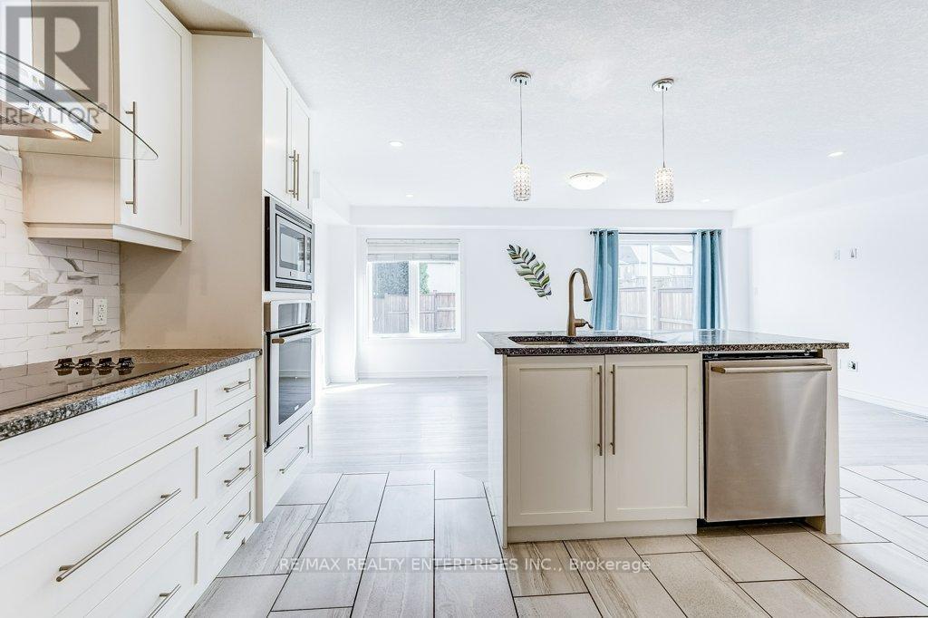 318 Old Huron Road N, Kitchener, ON - Indoor Photo Showing Kitchen With Stainless Steel Kitchen With Upgraded Kitchen
