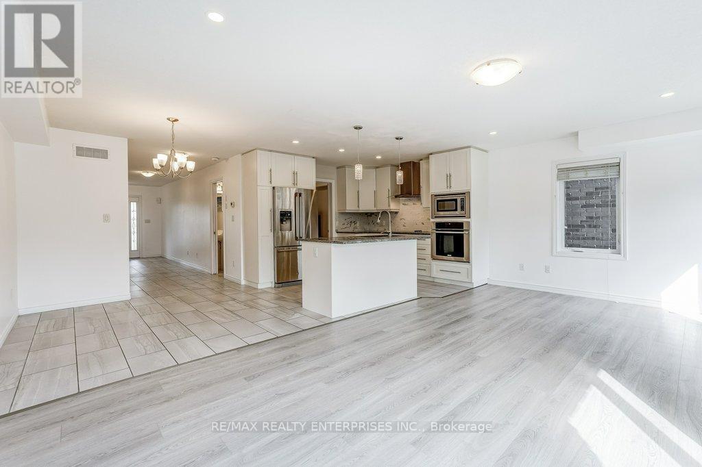 318 Old Huron Road N, Kitchener, ON - Indoor Photo Showing Kitchen