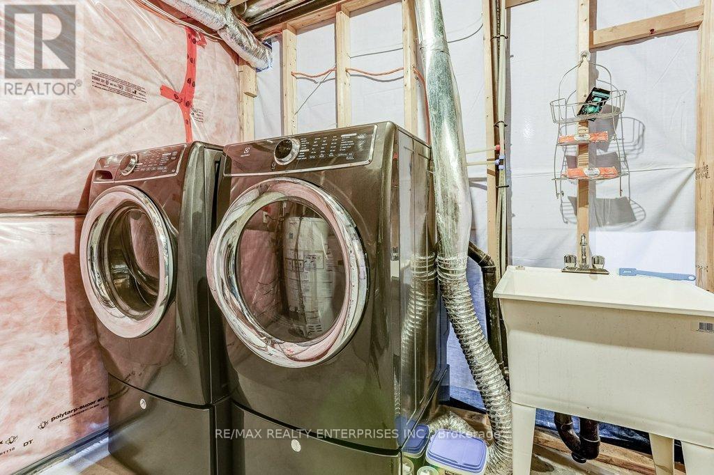 318 Old Huron Road N, Kitchener, ON - Indoor Photo Showing Laundry Room