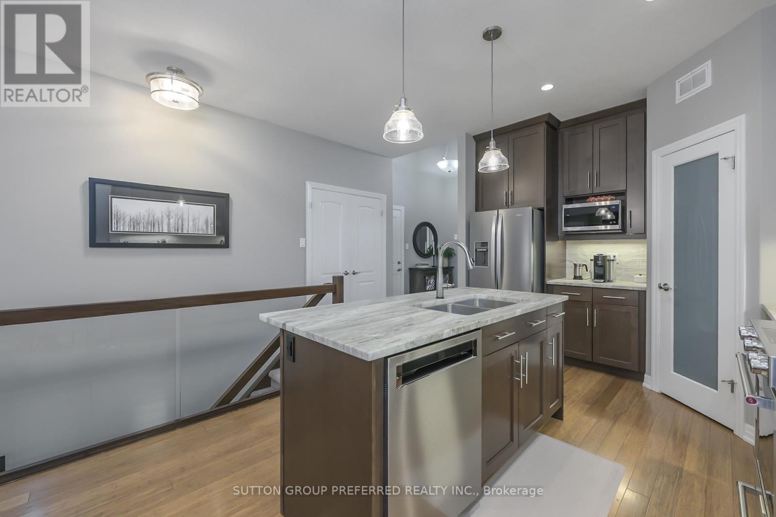21 Caverhill Crescent, Middlesex Centre (Komoka), ON - Indoor Photo Showing Kitchen With Double Sink With Upgraded Kitchen