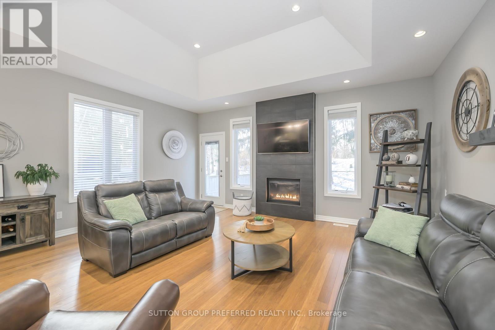 21 Caverhill Crescent, Middlesex Centre (Komoka), ON - Indoor Photo Showing Living Room With Fireplace