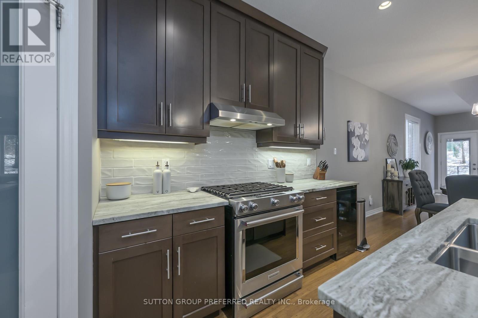 21 Caverhill Crescent, Middlesex Centre (Komoka), ON - Indoor Photo Showing Kitchen With Upgraded Kitchen