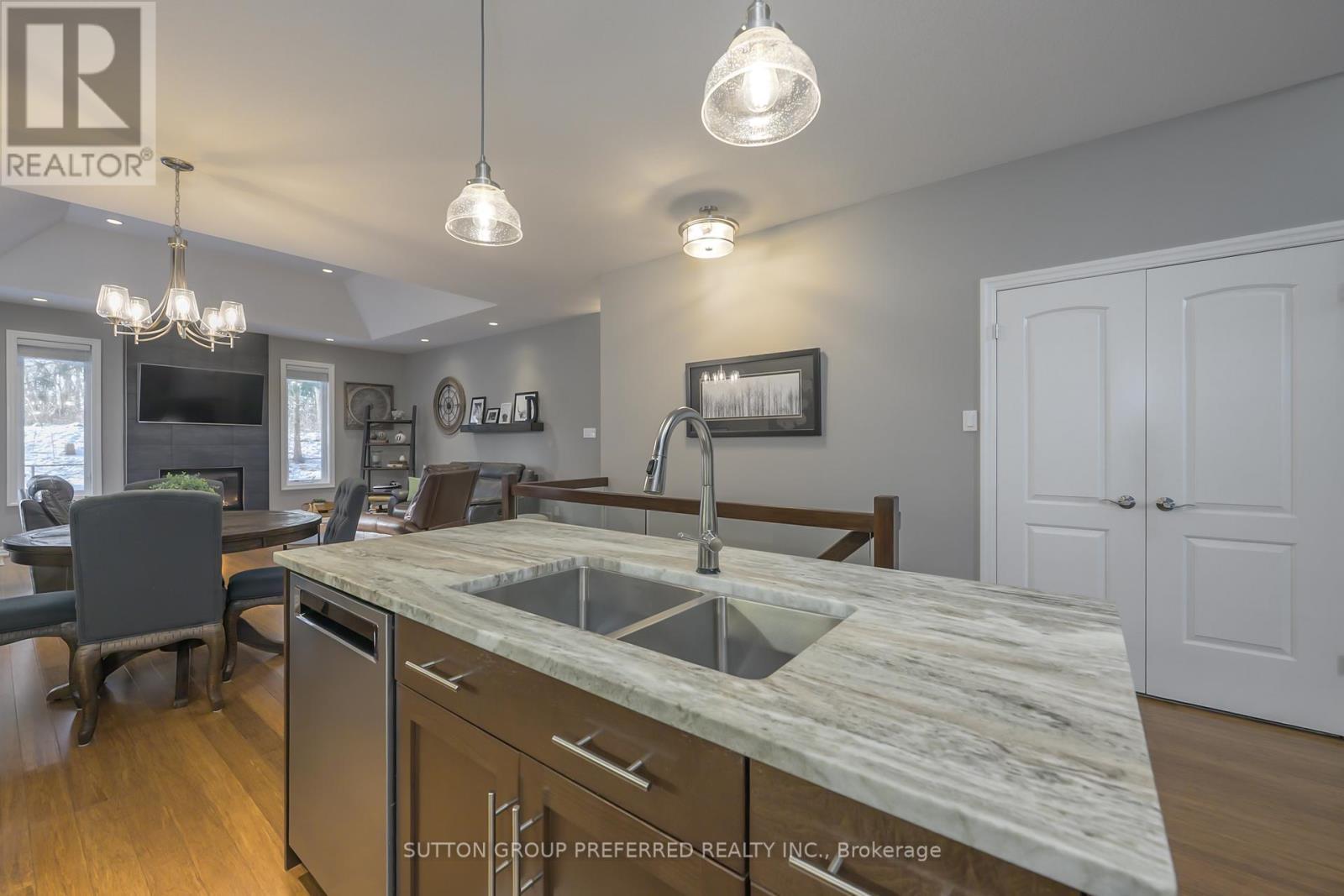 21 Caverhill Crescent, Middlesex Centre (Komoka), ON - Indoor Photo Showing Kitchen With Double Sink